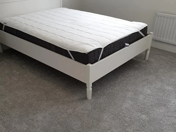 bedroom-carpet-grey-white-bed-newcastle-foxglove-flooring Grey carpet fitted around a white bed frame — carpet fitters covering Dene