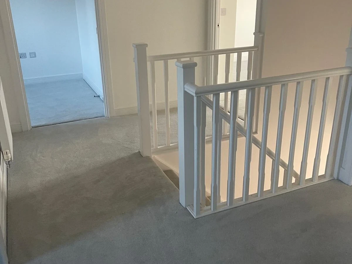 landing-carpet-grey-white-balustrade-newcastle-foxglove-flooring Grey carpet across a landing with white balustrade — carpet fitters covering Benton