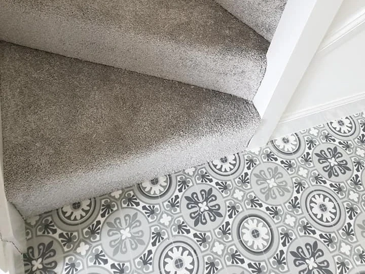 staircase-carpet-grey-patterned-tiles-heaton-newcastle-foxglove-flooring Grey stair carpet meeting patterned tiles in a Heaton hallway, Newcastle